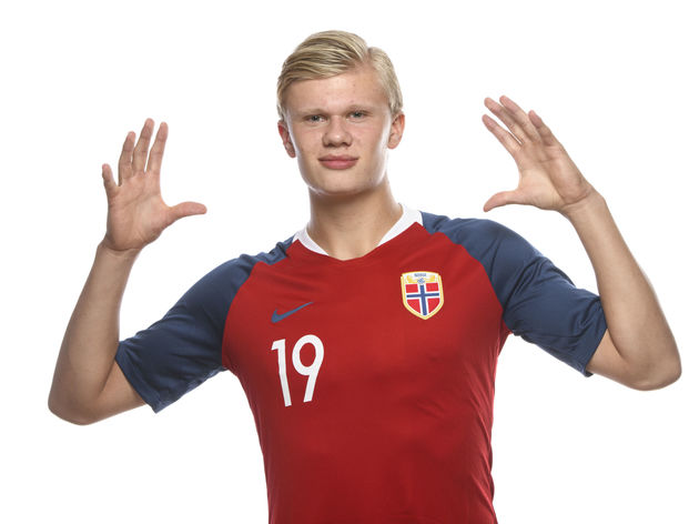 新闻背景：英超第17轮，阿斯顿维拉2-1击败曼联，豪取各项赛事10连胜。（英超第17轮维拉2-1力克曼联，各项赛事豪取十连胜）