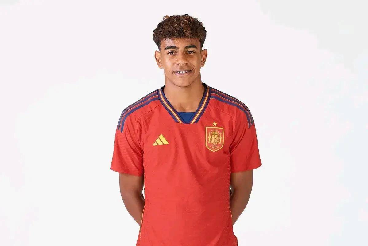 英超半场：西蒙斯传射，里沙利松破门，热刺2-0布伦特福德（英超半场战报：西蒙斯一传一射，里沙利松建功，热刺2-0领先布伦特福德）